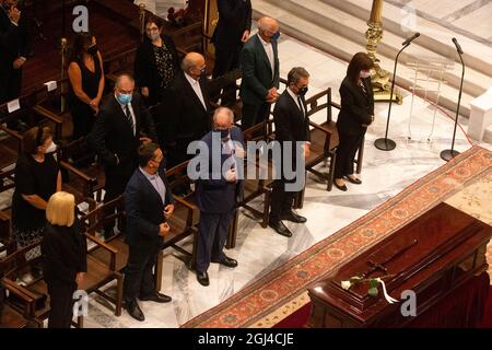 Athen, Griechenland. September 2021. Die griechische Präsidentin Katerina Sakellaropoulou (1. R, Front) und der griechische Premierminister Kyriakos Mitsotakis (2. R, Front) nehmen am 8. September 2021 an der Abschiedszeremonie des verstorbenen griechischen Komponisten Mikis Theodorakis in der Metropolischen Kathedrale in Athen, Griechenland, Teil. Griechenland verabschiedete am Mittwoch den renommierten Komponisten Mikis Theodorakis, der am vergangenen Donnerstag im Alter von 96 Jahren verstorben ist. Quelle: Marios Lolos/Xinhua/Alamy Live News Stockfoto