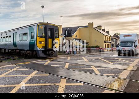 Der Iarnród Éireann-Personenzug passiert einen Bahnübergang in Midleton, East Cork, Irland. Stockfoto