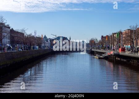 DUBLIN, IRLAND - 07. März 2021: Der Fluss Liffey, aufgenommen von der O'Connell Bridge in Dublin, Irland, umgeben von Gebäuden Stockfoto