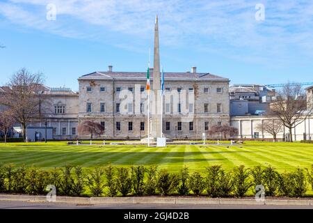 DUBLIN, IRLAND - 07. März 2021: Der Leinster House Sitz des irischen Nationalparlaments in Dublin, umgeben von einem Park und Bäumen Stockfoto