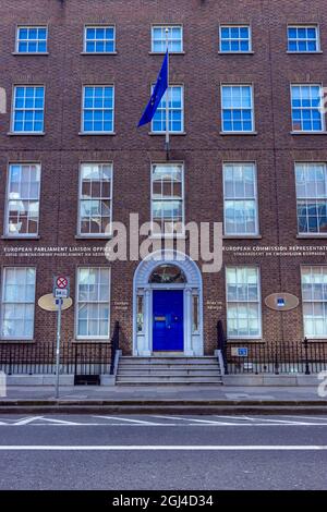 DUBLIN, IRLAND - 07. März 2021: Eine szenische Aufnahme des Verbindungsbüros des Europäischen Parlaments in Dublin, Irland, mit einer blauen Tür Stockfoto