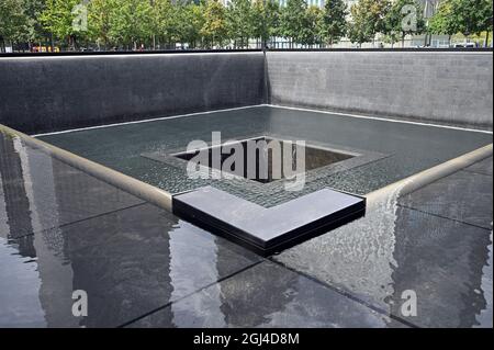 New York City, USA. September 2021. Blick auf den South Reflecting Pool bei Ground Zero, während sich der 20. Jahrestag der Angriffe vom 11. September nähert, New York, NY, 8. September 2021. (Foto von Anthony Behar/Sipa USA) Quelle: SIPA USA/Alamy Live News Stockfoto