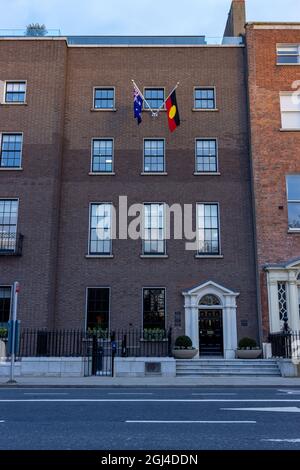 DUBLIN, IRLAND - 03. März 2021: Eine szenische Aufnahme des Gebäudes der australischen Botschaft in Dublin, Irland, mit der Flagge der Aborigines Stockfoto