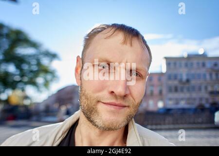 Seriöser kaukasischer Mann in den 40er Jahren mit früher rückläufiger Haarlinie. Stockfoto