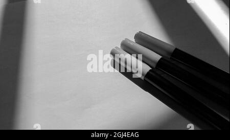 Aufnahme einiger Markierungen auf weißem Hintergrund in Graustufen Stockfoto