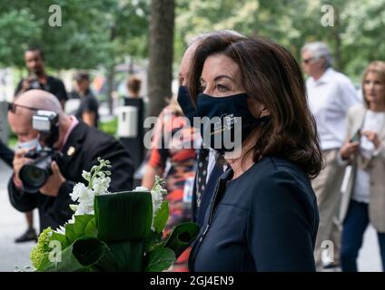 New York, Japan. September 2021. Die Gouverneurin Kathy Hochul ehrt am 8. September 2021 im 9/11 Memorial & Museum mit dem Vorsitzenden und ehemaligen Bürgermeister Michael Bloomberg in New York. Begleitet wurden sie von Museum President & CEO Alice Greenwald. Sie legten Blumen in Erinnerung an diejenigen, die am 11. September 2001 während eines Terroranschlags auf das World Trade Center starben. (Foto von Lev Radin/Sipa USA) Quelle: SIPA USA/Alamy Live News Stockfoto