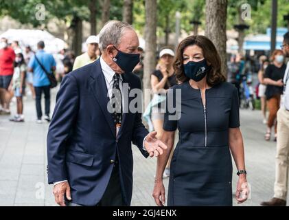 New York, Japan. September 2021. Die Gouverneurin Kathy Hochul ehrt am 8. September 2021 im 9/11 Memorial & Museum mit dem Vorsitzenden und ehemaligen Bürgermeister Michael Bloomberg in New York. Begleitet wurden sie von Museum President & CEO Alice Greenwald. Sie legten Blumen in Erinnerung an diejenigen, die am 11. September 2001 während eines Terroranschlags auf das World Trade Center starben. (Foto von Lev Radin/Sipa USA) Quelle: SIPA USA/Alamy Live News Stockfoto