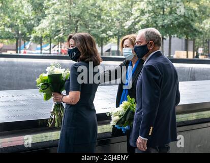 New York, Japan. September 2021. Die Gouverneurin Kathy Hochul ehrt am 8. September 2021 im 9/11 Memorial & Museum mit dem Vorsitzenden und ehemaligen Bürgermeister Michael Bloomberg in New York. Begleitet wurden sie von Museum President & CEO Alice Greenwald. Sie legten Blumen in Erinnerung an diejenigen, die am 11. September 2001 während eines Terroranschlags auf das World Trade Center starben. (Foto von Lev Radin/Sipa USA) Quelle: SIPA USA/Alamy Live News Stockfoto