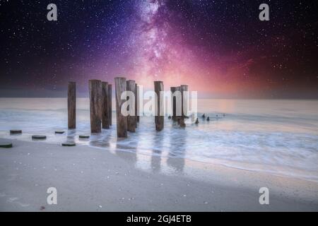 Milchstraße über dem alten Pier am Meer am Port Royal Beach in Naples, Florida. Stockfoto