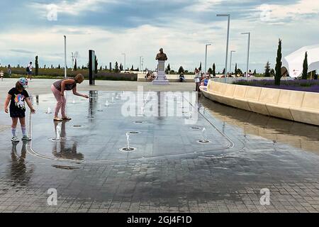 Simferopol, Krim-23. Juni 2021: Das Territorium des Flughafens mit dem Brunnen und den Menschen Stockfoto