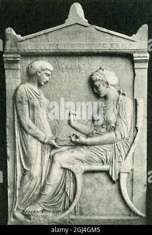 Die Grabstele von Hegeso (c. 410–400 v. Chr.) ist eines der am besten erhaltenen Beispiele attischer Grabstelen. Eine kontemplative sitzende Frau nimmt Schmuck aus einer Schachtel, die von einem stehenden Sklavenmädchen für sie gehalten wird. Der Schmuck wäre auf die Marmoroberfläche gemalt worden. Der Name der verstorbenen Frau ist oben eingeschrieben (Hegeso-Tochter von Proxenos). Das Relief wurde auf dem antiken Friedhof von Athen, dem Kerameikos, gefunden. Ab etwa 450 stellten athenische Grabdenkmäler zunehmend Frauen dar, da ihre bürgerliche Bedeutung zunahm. Stockfoto