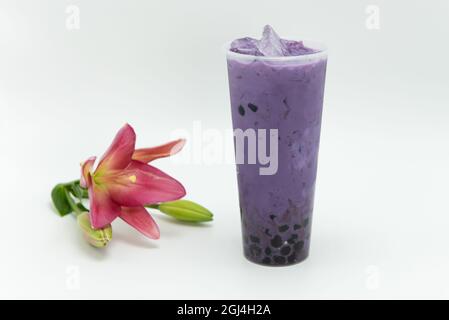 Das boba-Getränk mit Taro-Milchtee-Geschmack ist kalt und köstlich als Getränk oder Mahlzeit. Stockfoto