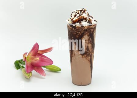 Das boba-Getränk mit Taro-Milchtee-Geschmack ist kalt und köstlich als Getränk oder Mahlzeit. Stockfoto