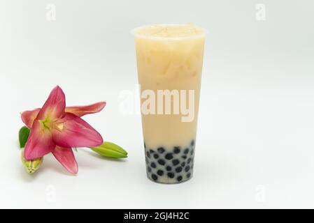 Das boba-Getränk mit Taro-Milchtee-Geschmack ist kalt und köstlich als Getränk oder Mahlzeit. Stockfoto