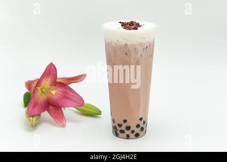 Das boba-Getränk mit Taro-Milchtee-Geschmack ist kalt und köstlich als Getränk oder Mahlzeit. Stockfoto