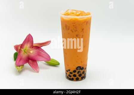 Das boba-Getränk mit Taro-Milchtee-Geschmack ist kalt und köstlich als Getränk oder Mahlzeit. Stockfoto