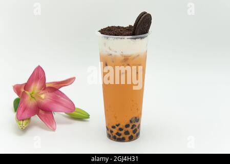 Das boba-Getränk mit Taro-Milchtee-Geschmack ist kalt und köstlich als Getränk oder Mahlzeit. Stockfoto