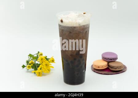 Das boba-Getränk mit Taro-Milchtee-Geschmack ist kalt und köstlich als Getränk oder Mahlzeit. Stockfoto