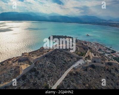 Luftaufnahme dramatische Blick über die mittelalterliche venezianische Festung von Palamidi Festung, gebaut bergauf mit Blick auf Acronafplia Burg und historische Küste alt zu Stockfoto