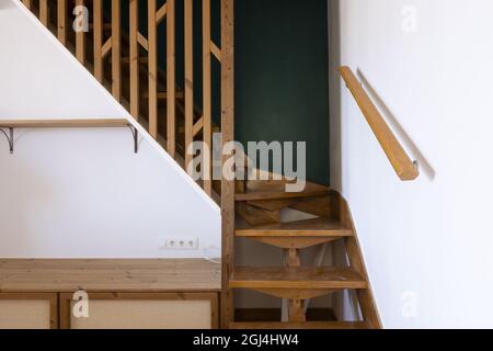 Moderne braune Holztreppe im Haus Stockfoto