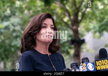 New York, Usa. September 2021. Die Gouverneurin Kathy Hochul würd im 9/11 Memorial & Museum mit dem Vorsitzenden und ehemaligen Bürgermeister Michael Bloomberg. Begleitet wurden sie von Museum President & CEO Alice Greenwald. Sie legten Blumen in Erinnerung an diejenigen, die am 11. September 2001 während eines Terroranschlags auf das World Trade Center starben. Danach sprachen sie mit den Medien. (Foto von Lev Radin/Pacific Press) Quelle: Pacific Press Media Production Corp./Alamy Live News Stockfoto