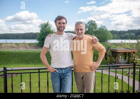 Vater und Sohn verbrachten ein Wochenende auf dem Land und schauend genossen Stockfoto