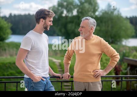 Vater und Sohn verbrachten ein Wochenende auf dem Land und schauend genossen Stockfoto