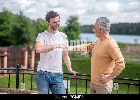 Vater und Sohn verbrachten ein Wochenende auf dem Land und schauend genossen Stockfoto