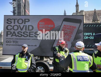 London, Großbritannien. September 2021. Ein Van mit Anti-Covid-Pass-Nachrichten durchrundet das Gebiet, während Demonstranten vor dem Parlament demonstrieren. Sie protestieren gegen Impfpass und Impfungen für Kinder, während die Abgeordneten im Unterhaus über Impfpass debattieren. Impfpass ist erforderlich, um Ende September Zugang zu überfüllten Orten wie Nachtclubs und Sportveranstaltungen zu erhalten. Kredit: SOPA Images Limited/Alamy Live Nachrichten Stockfoto