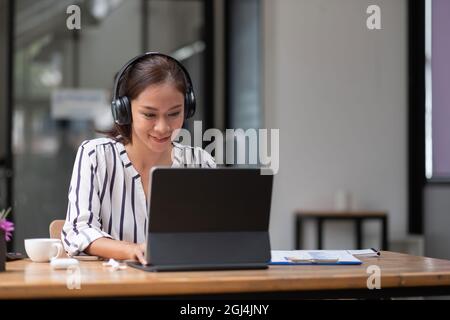 Portrait junge Frau Student zu Hause mit Laptop und lernen online Stockfoto