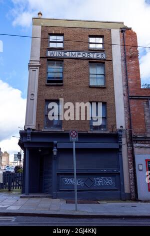 DUBLIN, IRLAND - 03. März 2021: Eine vertikale Aufnahme des Gebäudes des O'Donoghues Pub-Weinimporteurs in Dublin, Irland Stockfoto