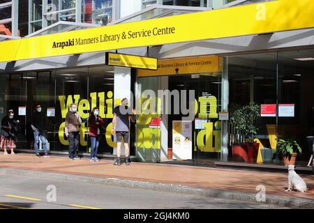 Wellington, Neuseeland. 9. September 2021. Nach der Aufhebung der strengen Covid-19-Sperrbeschränkungen in Teilen Neuseelands stehen Menschen Schlange, um die öffentliche Bibliothek und das City Council Service Center in Wellington zu betreten. Auckland bleibt weiterhin unter Verschluss, aber anderswo können Geschäfte wieder geöffnet werden, obwohl die Maskenregeln verschärft wurden und jetzt Gesichtsmasken, beispielsweise in Einzelhandelsgeschäften und öffentlichen Veranstaltungsorten, getragen werden müssen. Quelle: Lynn Grieveson/Alamy Live News Stockfoto