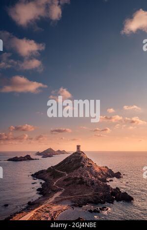 Sonnenuntergang über dem genuesischen Turm und Leuchtturm bei Pointe de la Parata und Les Iles Sanguinaires bei Ajacio auf Korsika Stockfoto