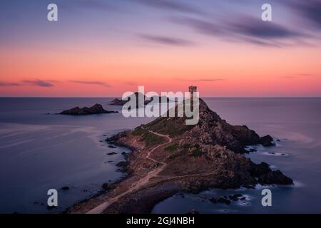 Sonnenaufgang über dem genuesischen Turm und Leuchtturm bei Pointe de la Parata und Les Iles Sanguinaires bei Ajacio auf Korsika Stockfoto