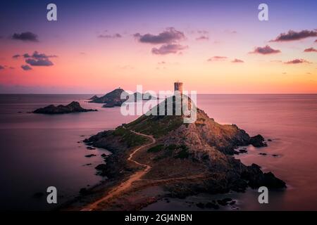 Sonnenuntergang über dem genuesischen Turm und Leuchtturm bei Pointe de la Parata und Les Iles Sanguinaires bei Ajacio auf Korsika Stockfoto