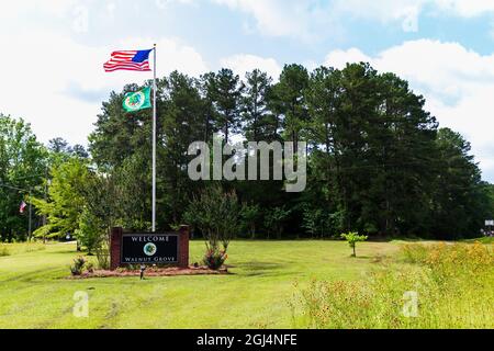 Walnut Grove, MS - 9. Juni 2021: Willkommen bei Walnut Grove Zeichen und Fahnen Stockfoto