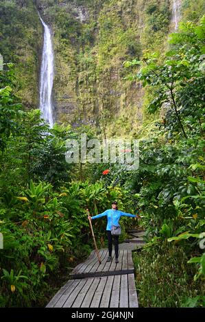 MAUI, HAWAII, USA...BLICK AUF DEN HANA HIGHWAY...WAIMOKU FÄLLT AM ENDE DES PIPIWAI (BAMBOO) TRAILS Stockfoto