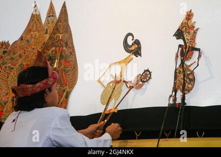 Ein Palembang-Schattenpuppenspieler spielt eine der Schattenpuppenfiguren. In Indonesien gibt es mehrere Regionen, die Wayang kulit Kunst haben Stockfoto