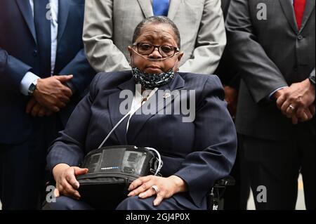 New York City, USA. September 2021. Barbara Burnette, 58, eine pensionierte Detektivin der NYPD aus Queens, hört sich als ehemalige New Yorker Regierung an. George Pataki, begleitet von Beamten der Feuerunion, spricht auf der Pressekonferenz in der Nähe von Ground Zero über die anhaltenden Gesundheitsprobleme, die Ersthelfer betreffen, die bei den Rettungsbemühungen im World Trade Center nach den Anschlägen von 9/11 auf die Zwillingstürme, New York, NY, 8. September 2021, mitgeholfen haben. George Pataki war Gouverneur zur Zeit der Terroranschläge auf das World Trade Center. (Foto von Anthony Behar/Sipa USA) Quelle: SIPA USA/Alamy Live News Stockfoto