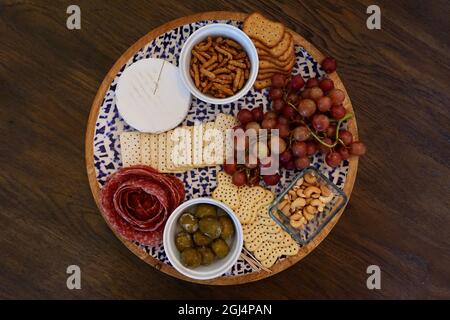 Die wichtigsten Elemente eines Wurstbretts sind Fleisch, Käse, herzhafte Beilagen, süße Beilagen und Cracker. Stockfoto