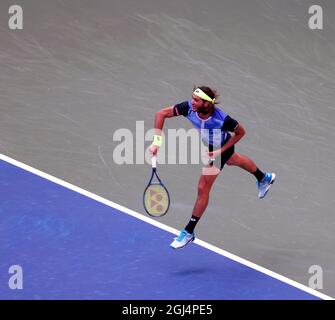 New York City, Usa. September 2021. Flushing Meadows, New York - 08. September 2021: New York: Lloyd Harris aus Südafrika war heute bei den US Open in Flushing Meadows, New York, im Viertelfinale gegen den deutschen Alexander Zvervev im Dienst. Zverev gewann das Spiel in geraden Sätzen, um in das Halbfinale vorzurücken. Quelle: Adam Stoltman/Alamy Live News Stockfoto