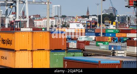 Hamburg, Deutschland. September 2021. Auf dem Terminal Tollerort werden Container vor dem Hamburger Stadtpanorama gelagert. Quelle: Markus Scholz/dpa/Alamy Live News Stockfoto