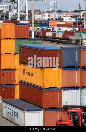 Hamburg, Deutschland. September 2021. Auf dem Terminal Tollerort werden Container vor dem Hamburger Stadtpanorama gelagert. Quelle: Markus Scholz/dpa/Alamy Live News Stockfoto