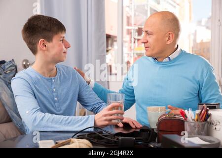 Vater und Sohn verbringen Zeit zu Hause Stockfoto