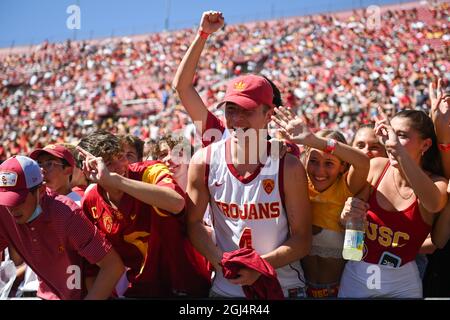 Die südkalifornischen Trojaner-Fans jubeln während eines NCAA-Fußballspiels zwischen den südkalifornischen Trojanern und den San Jose State Spartans am Samstag, Stockfoto