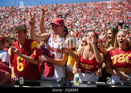 Die südkalifornischen Trojaner-Fans jubeln während eines NCAA-Fußballspiels zwischen den südkalifornischen Trojanern und den San Jose State Spartans am Samstag, Stockfoto