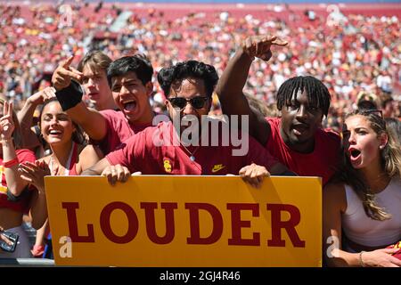 Die südkalifornischen Trojaner-Fans jubeln während eines NCAA-Fußballspiels zwischen den südkalifornischen Trojanern und den San Jose State Spartans am Samstag, Stockfoto