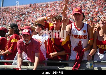 Die südkalifornischen Trojaner-Fans jubeln während eines NCAA-Fußballspiels zwischen den südkalifornischen Trojanern und den San Jose State Spartans am Samstag, Stockfoto