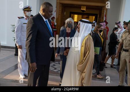 Manama, Bahrain. September 2021. US-Verteidigungsminister Lloyd Austin III, links, verabschiedet sich nach einem bilateralen Treffen am 7. September 2021 in Manama, Bahrain, von seiner Majestät König Hamad bin Isa Al Khalifa von Bahrain. Quelle: Chad McNeeley/DOD/Alamy Live News Stockfoto