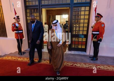 Manama, Bahrain. September 2021. Der US-Verteidigungsminister Lloyd Austin III, links, wird nach ihrem bilateralen Treffen im Al Zaher Palace am 7. September 2021 in Manama, Bahrain, vom Kronprinzen von Baharain, Salman bin Hamad, zu seiner Autokolonne eskortiert. Quelle: Chad McNeeley/DOD/Alamy Live News Stockfoto